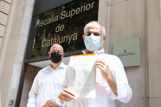 Cs party leader in Catalonia, Carlos Carrizosa, holding up the complaint he filed in the High Court (by Arnald Prat)